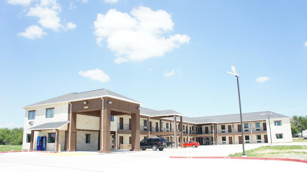 Lux Inn And Suites Three Rivers Exterior foto