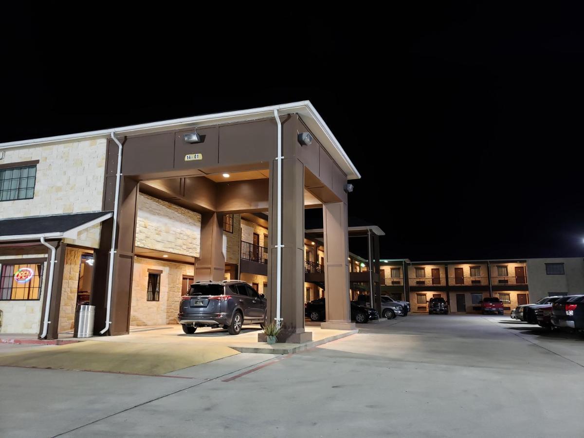 Lux Inn And Suites Three Rivers Exterior foto
